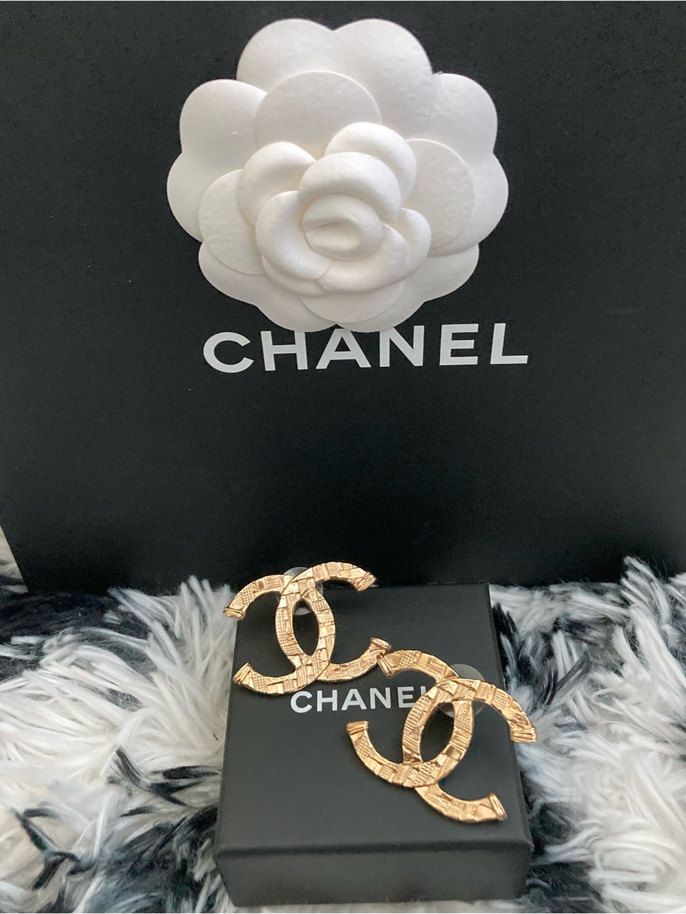 CHANEL Tweed Large CC pierced Earrings - Picture 2 of 5